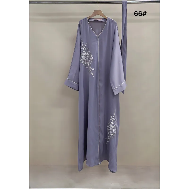 Lavendel geborduurde abaya met bloemmotieven en knoopsluiting Kaftan Maroua Binti