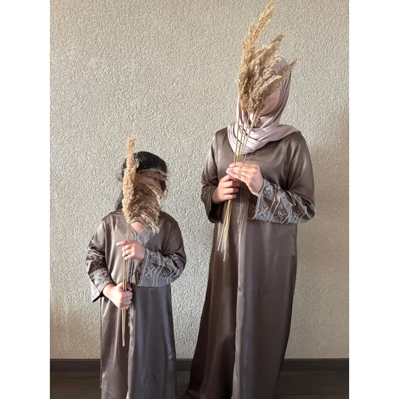 Brunne stromende kaftan Sara Binti met kap en sjaal van zijde of katoen