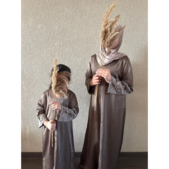 Brunne stromende kaftan Sara Binti met kap en sjaal van zijde of katoen