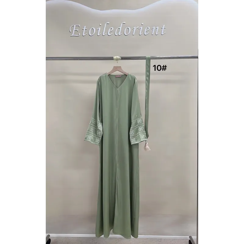 Sagegroene abaya met kant en klokkende mouwen, Kaftan Sara Binti van Etoiles d’Orient