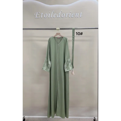 Sagegroene abaya met kant en klokkende mouwen, Kaftan Sara Binti van Etoiles d’Orient
