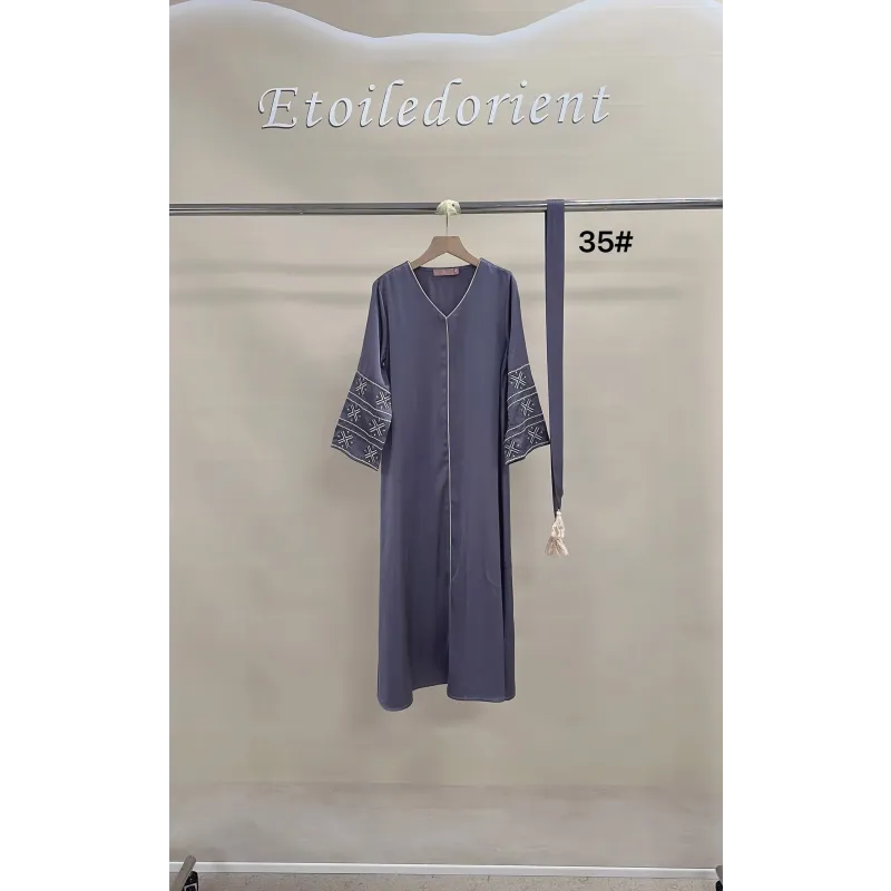 Lavendel abaya met geborduurde mouwen en halslijn, model 35 door Etoiled Orient
