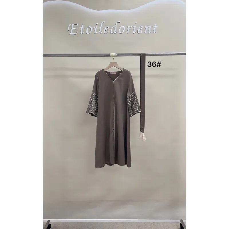 Grijze V-hals jurk met zilveren kantmouwen, Etoiles d’Orient, Kaftan Sara Binti