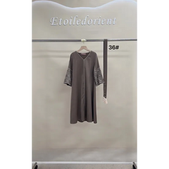 Grijze V-hals jurk met zilveren kantmouwen, Etoiles d’Orient, Kaftan Sara Binti