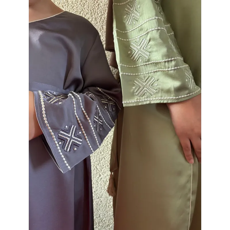 Grijs-groene geborduurde loungewearset met parelaccenten, Kaftan Sara Binti