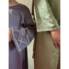 Grijs-groene geborduurde loungewearset met parelaccenten, Kaftan Sara Binti