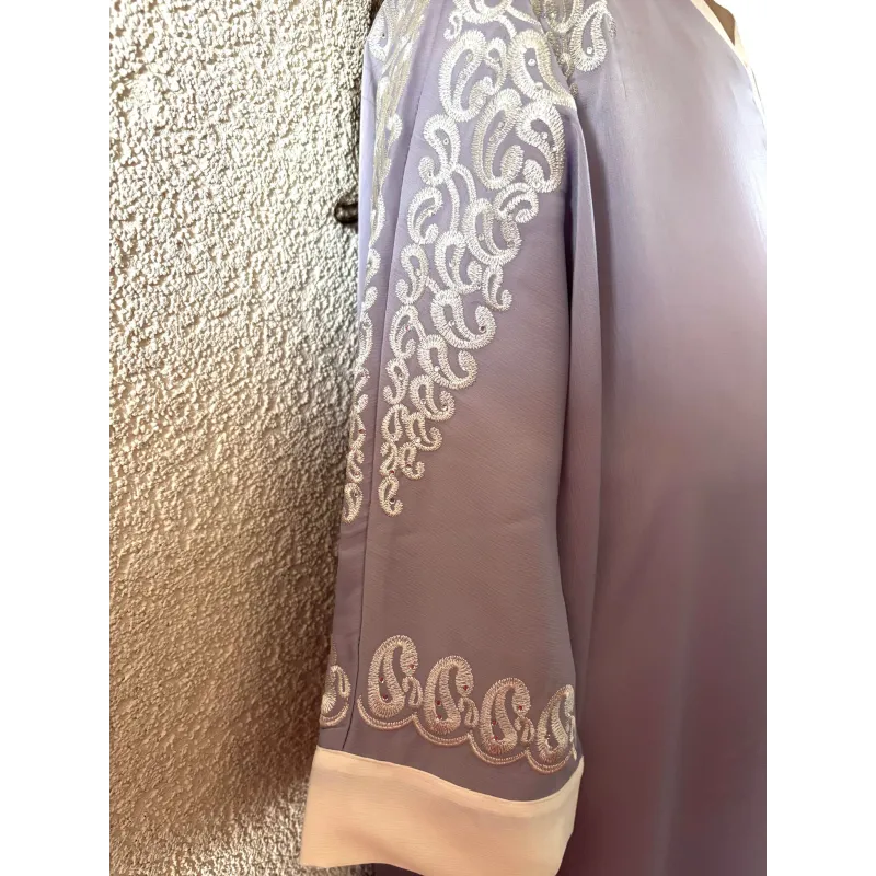 Gestikte mouw van een lavendelkleurige Kaftan Souraya Binti jurk