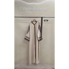 Elegante beige geborduurde abaya van het product Kaftan Souraya Binti