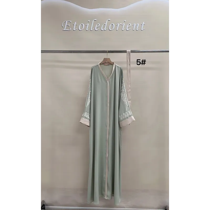 Lange, lichtgroene geborduurde robe van Kaftan Souraya Binti