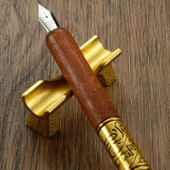 Houten kalligrafie pen met gouden accenten en comfortabele grip, inclusief verschillende kopjes