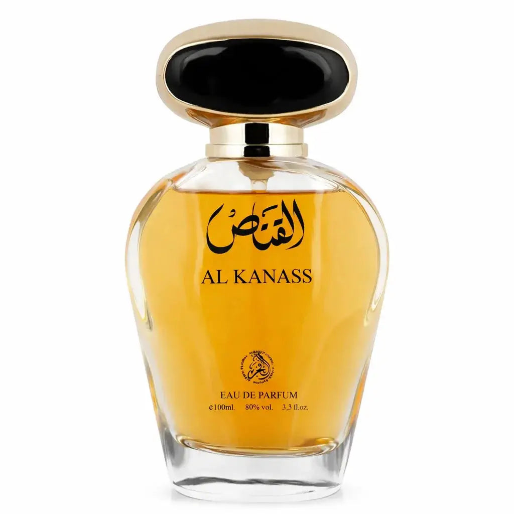 Een slanke transparante glazen fles al kanass eau de parfum met gouden dop en zwarte ovale top met amberkleurige geur