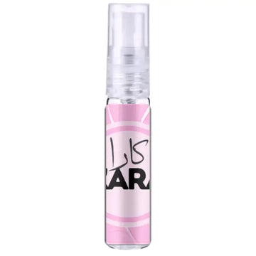 Een roze en wit gestreepte parfumverstuiver met een doorzichtige plastic dop van kara light pink