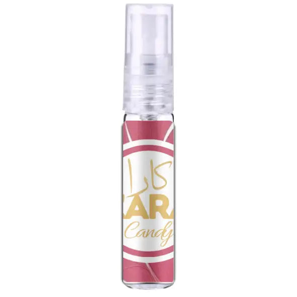 Een roze en witte sprayfles met gouden letters lisara candy voor kara pink candy productgebruik