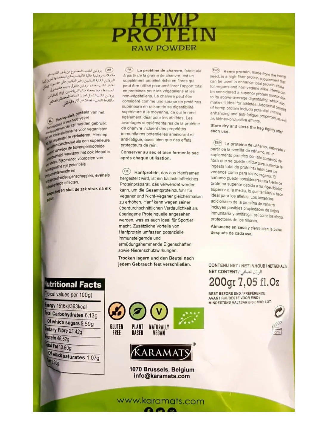 Groene en witte verpakking van karamats hennep proteïne raw powder met meertalige etiketten, voedingswaarden en certificaten achterzijde zichtbaar