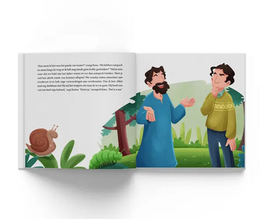 Open kinderboek karim en kees met geïllustreerde pagina’s van twee mannen in bos en een slak links op de pagina