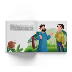 Open kinderboek karim en kees met geïllustreerde pagina’s van twee mannen in bos en een slak links op de pagina