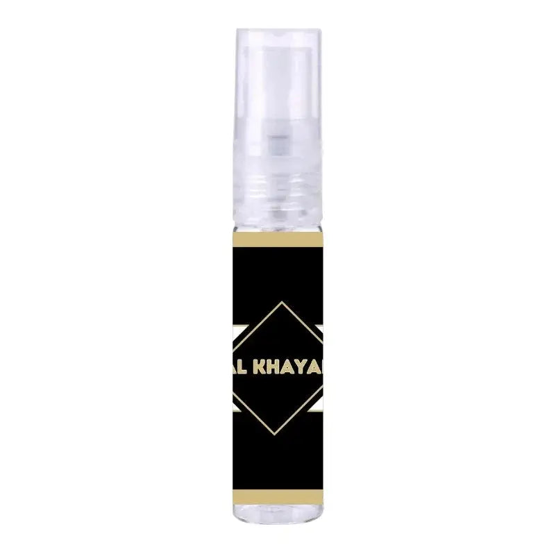 Een strak transparant spuitflesje met een zwart en goud etiket met de tekst al khaya in het product al khayal