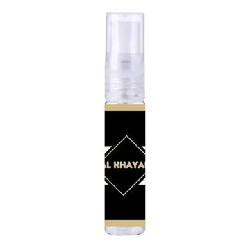 Een strak transparant spuitflesje met een zwart en goud etiket met de tekst al khaya in het product al khayal