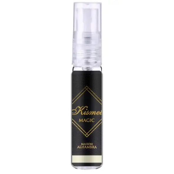 Zwarte en gouden kiss me magic parfum spray van maison alhambra in een glazen fles met een heldere pompdispenser