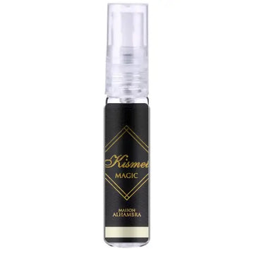 Zwarte en gouden kiss me magic parfum spray van maison alhambra in een glazen fles met een heldere pompdispenser