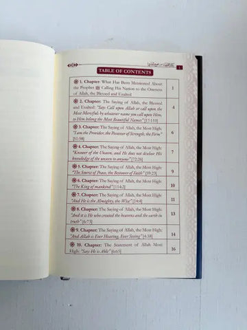 Het boek kitab at-tawheed door imam al-bukhari toont een witte pagina met zwarte inhoudsopgave tekst