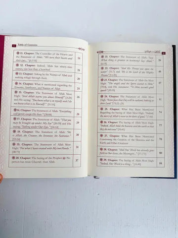 Open boek kitab at-tawheed van imam al-bukhari met rood en blauw hardcover en inhoudsopgave in zwarte tekst