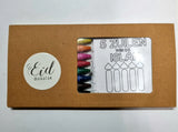 Een set van vijf kleurrijke waskrijtjes in een bruine kartonnen doos met eid mubarak sticker en kleurplaat van de vijf zuilen