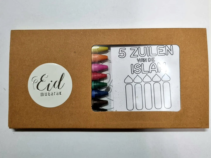 Een set van vijf kleurrijke waskrijtjes in een bruine kartonnen doos met eid mubarak sticker en kleurplaat van de vijf zuilen