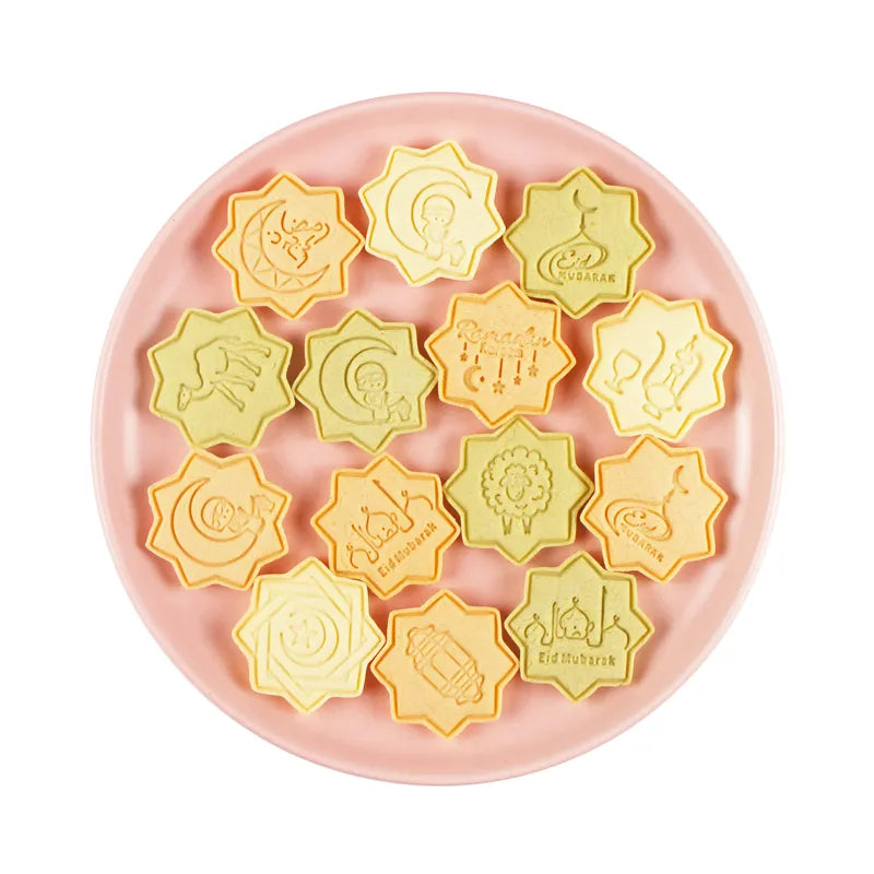 Ramadan/Eid set koekjes uitstekers met sterrenvorm op roze bord, mooie set koekjes