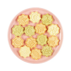 Ramadan/Eid set koekjes uitstekers met sterrenvorm op roze bord, mooie set koekjes