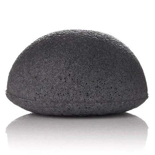 Zwarte konjac sponge in halve bolvorm, productnaam Konjac Sponge - Charcoal