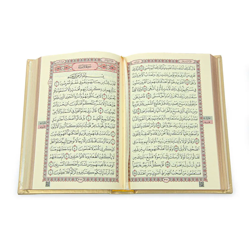 Open Koran met Arabische tekst en decoratieve randen, perfect voor Arabisch leren