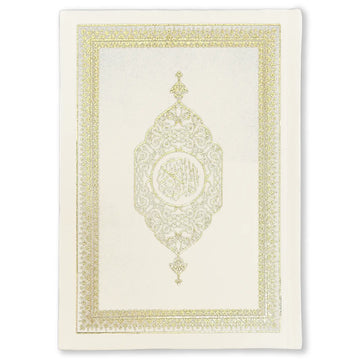 Een crème suède koran omslag met gedetailleerd goudenfolie en Arabische kalligrafie in het midden