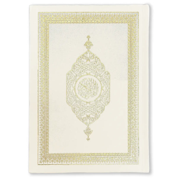 Een crème suède koran omslag met gedetailleerd goudenfolie en Arabische kalligrafie in het midden