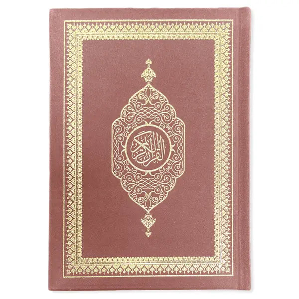 Een maroon leren gebonden koran met goud geëmbosseerde arabische kalligrafie en sierlijke randen in a5 formaat