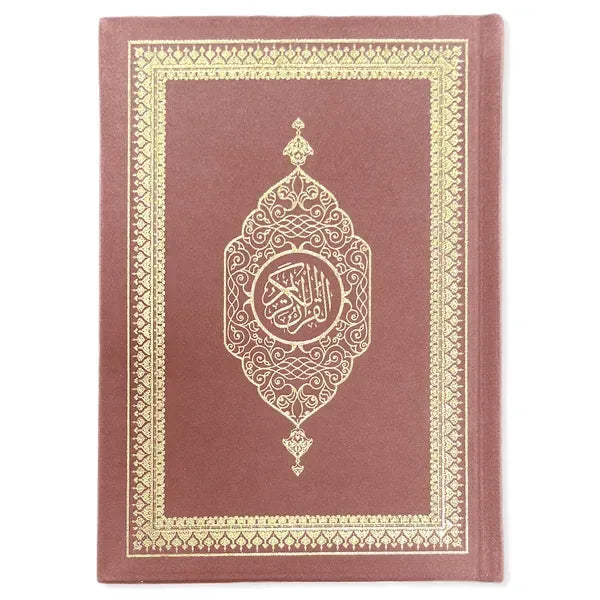 Een maroon leren gebonden koran met goud geëmbosseerde arabische kalligrafie en sierlijke randen in a5 formaat