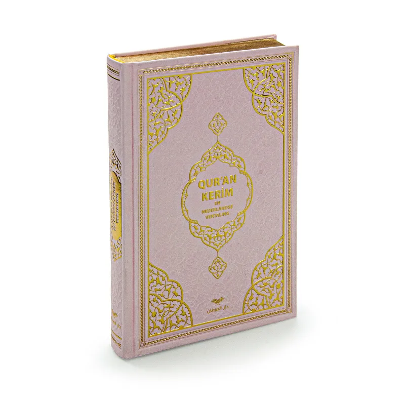 Roze hardcover Koran met gouden decoraties en Nederlandse vertaling op de omslag