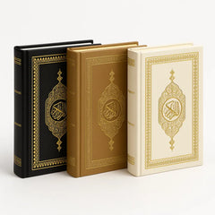 Drie sierlijke leren gebonden Koran boeken in pocketformaat met suède kaft