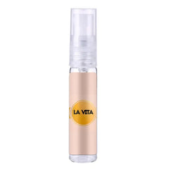 Beige cosmetic bottle met LA VITA logo en spraypomp voor originele eau van Arabische merk Maison