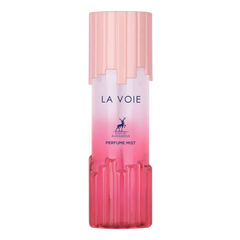 Een elegante roze gradient body mist fles met geribbeld glas en dop van maison alhamra genaamd la voie body mist