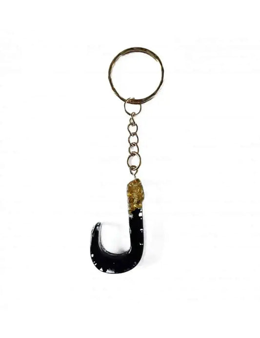 Zwarte resin sleutelhanger in de vorm van de letter j met een goudkleurige ingebedde edelsteen laam arabisch alfabet