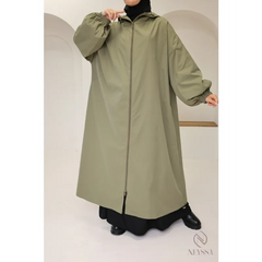 Olive groene lange damesjas met oversized pasvorm, regenachtige dagen, door Neyssa