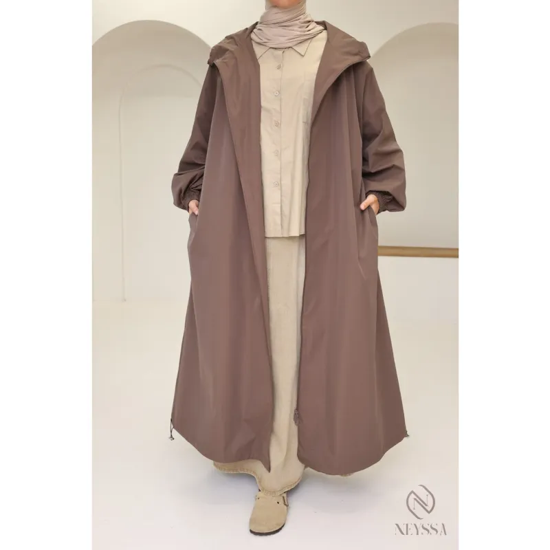 Beige lange damesjas met oversized pasvorm, capuchon, zakken en franjes voor regenachtige dagen