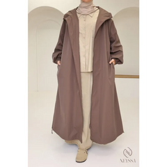 Beige lange damesjas met oversized pasvorm, capuchon, zakken en franjes voor regenachtige dagen