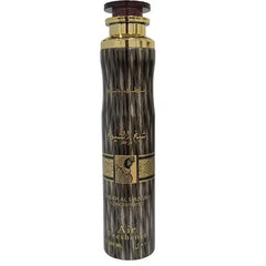 Een 300 ml lattafa air freshener sheikh al shuyukh sprayfles met donker houtnerf en gouden accenten