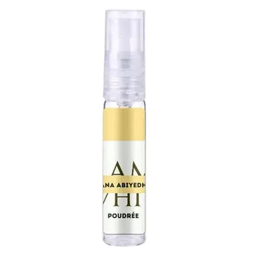 Heldere glazen sprayfles lattafa parfum ana abyedh poudrée met gouden en witte label en transparante pompdispenser