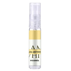 Heldere glazen sprayfles lattafa parfum ana abyedh poudrée met gouden en witte label en transparante pompdispenser