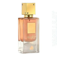 Een rechthoekige glazen parfumfles lattafa parfum ana abiyedh poudrée met gouden dop en perzikkleurige geur