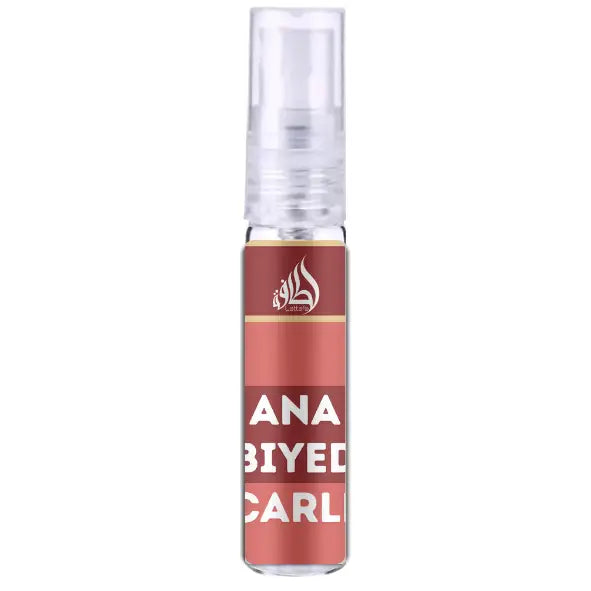 Een strak, transparant sprayflesje van lattafa ana abiyedh scarlet edp 60ml met een rood etiket en wit tekstlogo