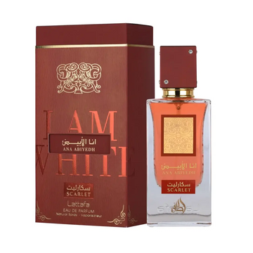 Een rechthoekige glazen parfumfles lattafa ana abiyedh scarlet edp 60ml met een bordeauxrode dop en gouden accenten gevuld met amberkleurige vloeistof